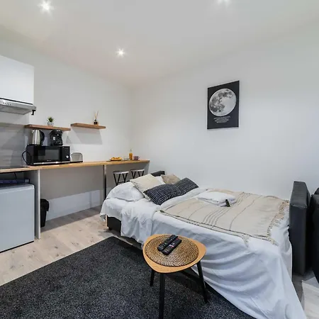 Apartment Studio Neuf Porte De Saint Cloud Paris 16 - 4P Paris